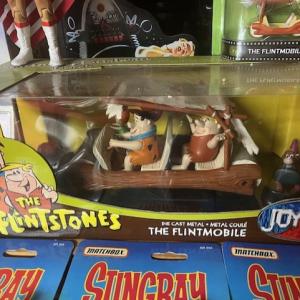 The Flintstones - Flintmobile with Fred and Barney 1:18